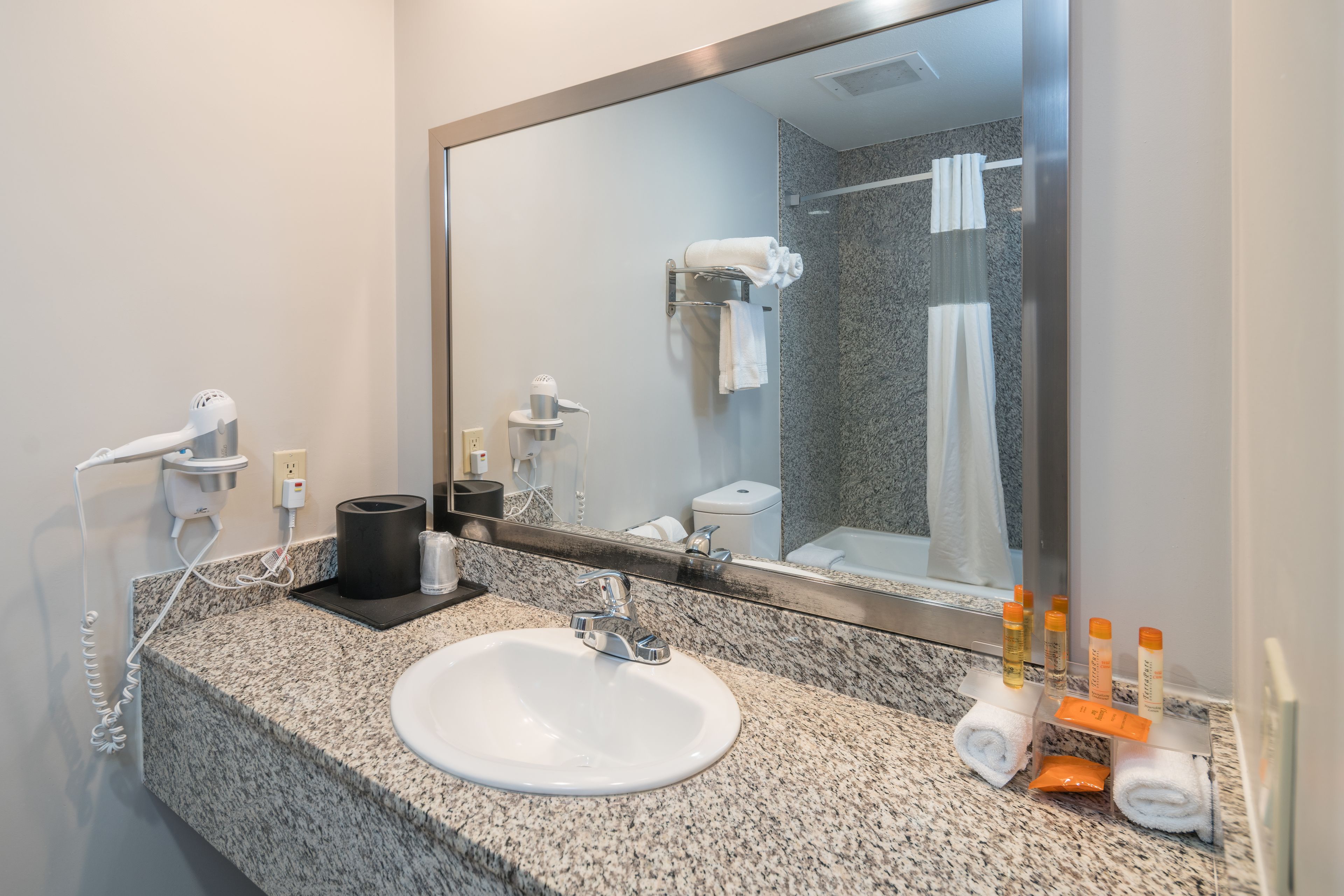 bathtub, free toiletries, towels