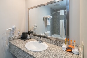 Bathtub, free toiletries, towels - Hotel Aura SFO (San Bruno)