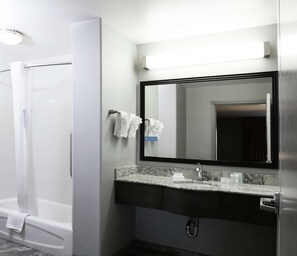 Quarto standard | Banheiro | Produtos de toalete grátis, secador de cabelo, toalhas de banho 