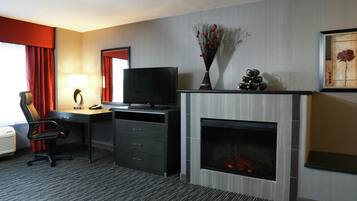 Suite, 1 letto king, accessibile ai disabili, non fumatori | Biancheria da letto ipoallergenica, una scrivania, tende oscuranti