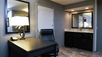 Executive Studio Suite, 1 King Bed with Sofa bed | Hypo-allergenic bedding, desk, blackout drapes, iron/ironing board