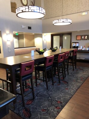 Café da manhã com buffet grátis todos os dias