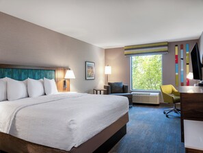 Duntäcken, bäddmadrasser, värdeförvaringsskåp på rummet och skrivbord