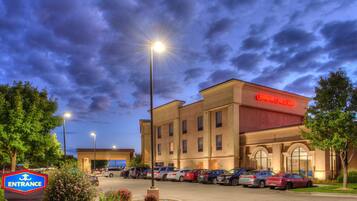 Vista frontal de la propiedad por la tarde o noche