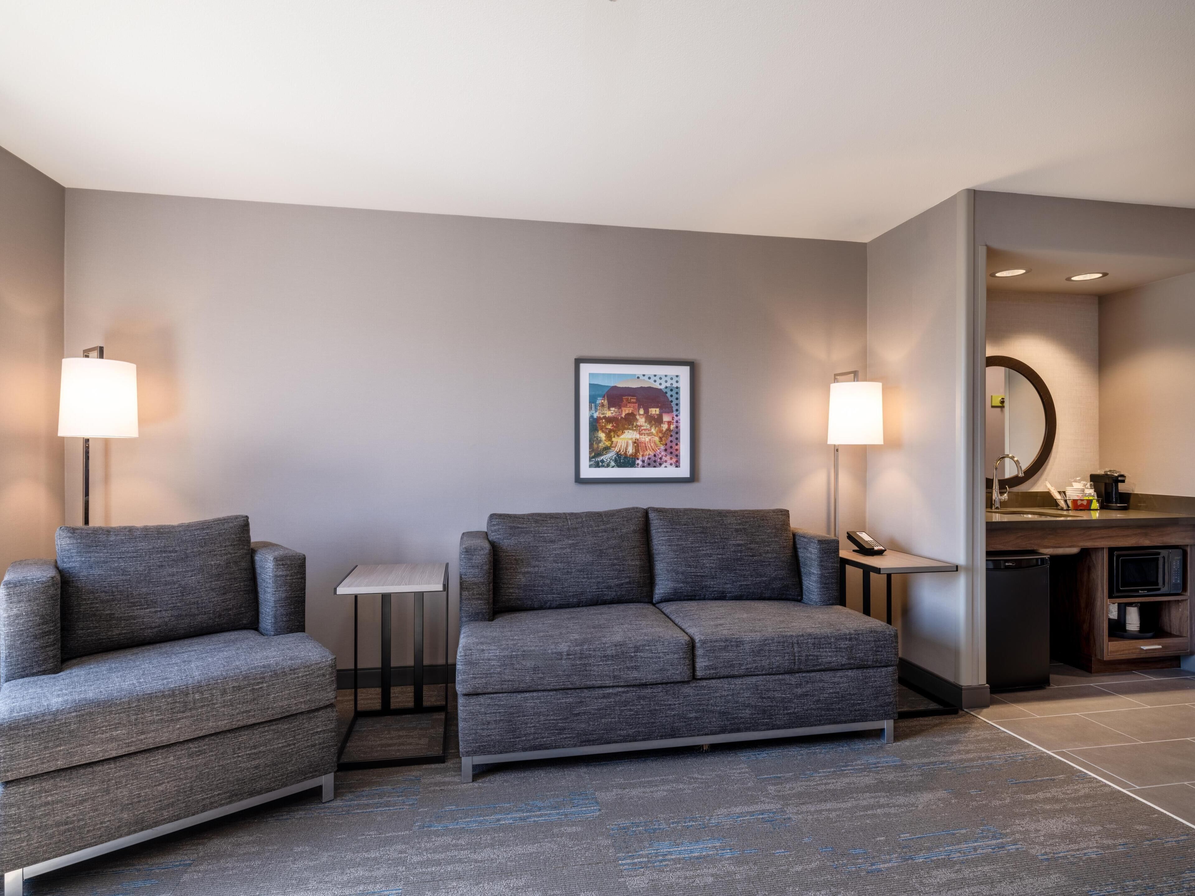 Suite, 1 King, Accessible | Living area