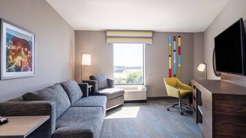 Suite, 1 King-Bett, Nichtraucher (Peloton Bike) | Wohnbereich | 49-Zoll-Flachbildfernseher mit Digitalempfang, iPod-Dockingstation