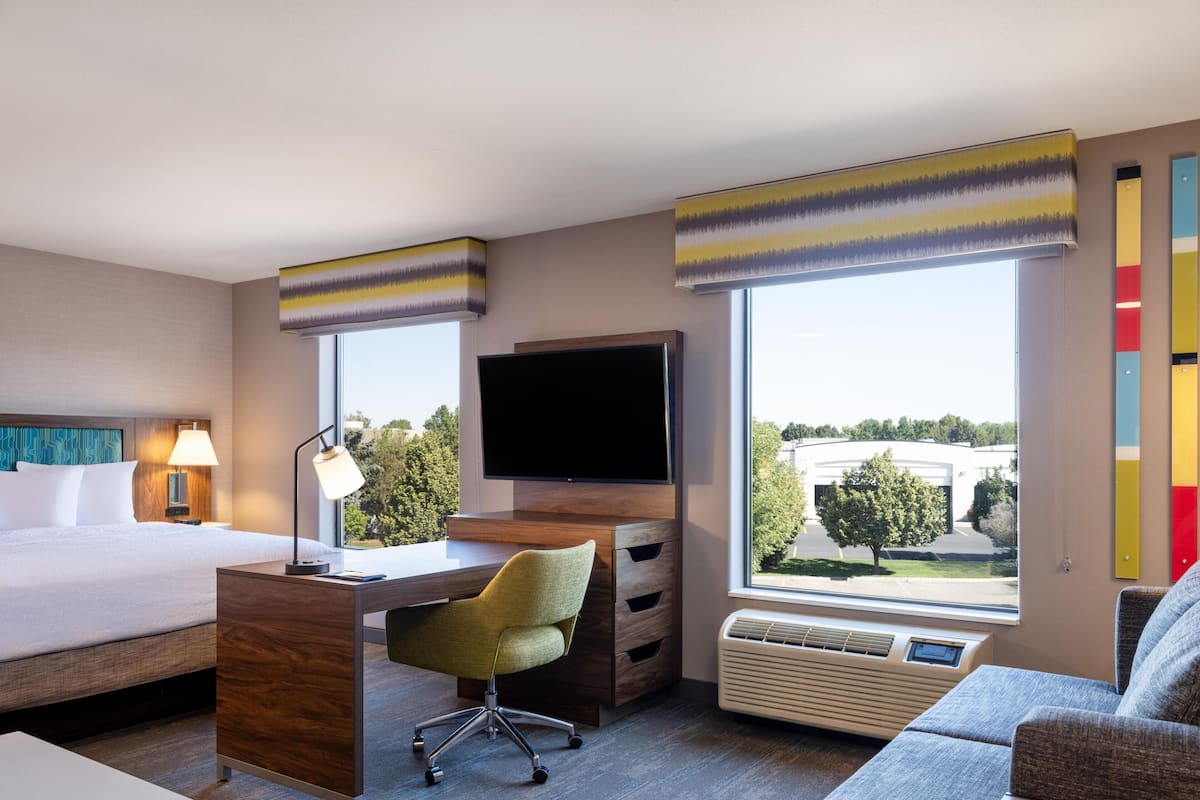 Studio Dubbelsäng icke-rökare | Duntäcken, bäddmadrasser, värdeförvaringsskåp på rummet och skrivbord