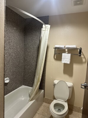 Combined shower/bathtub, hair dryer, towels