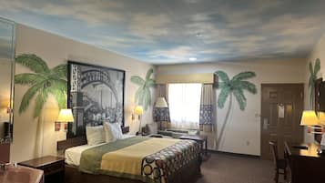 Suite estudio Royal, 1 cama King size, para no fumadores, hidromasaje | Ropa de cama de alta calidad, escritorio y cortinas blackout
