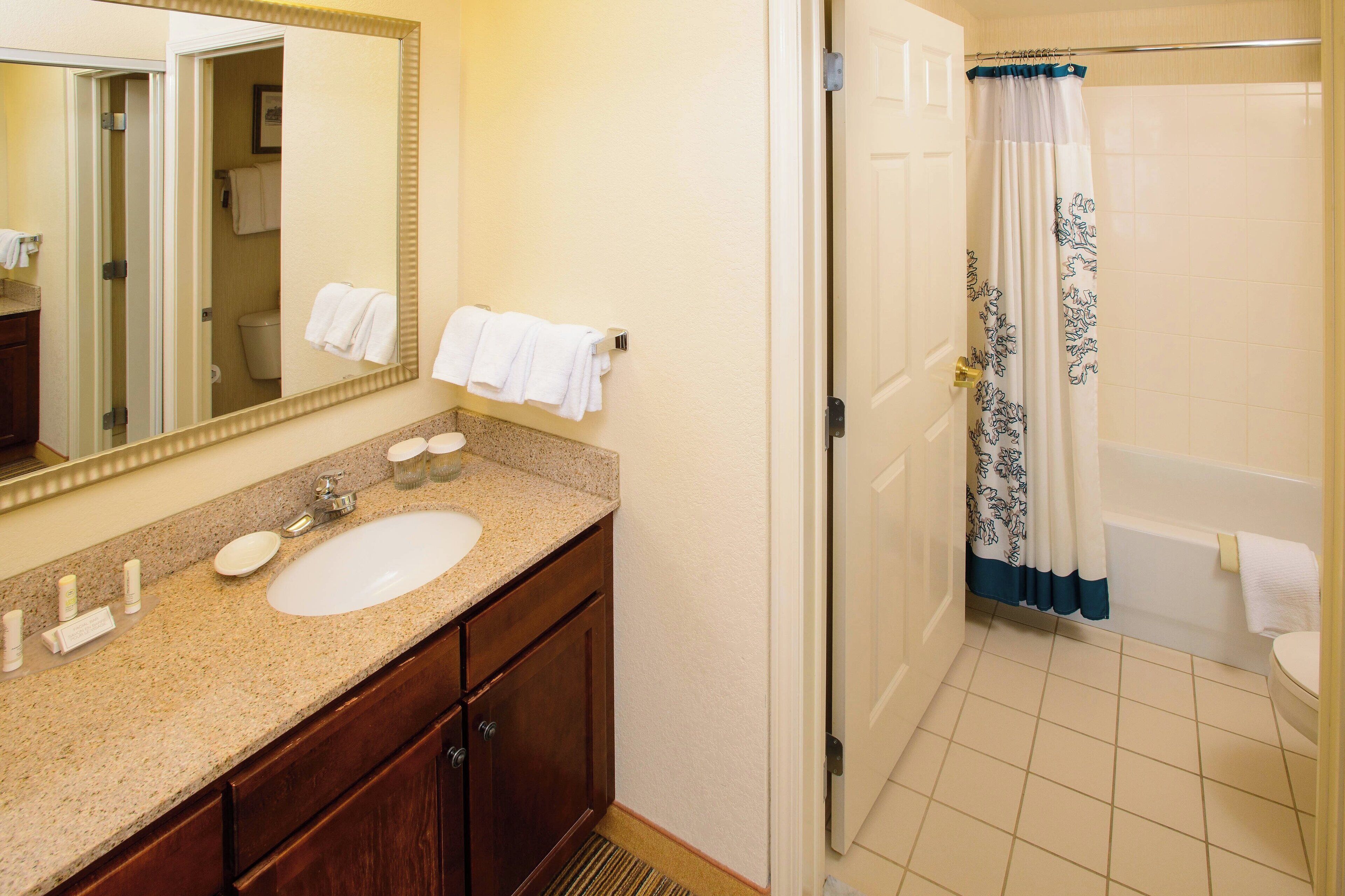 suite, 1 bedroom | bathroom | combined shower/bathtub, free toiletries, hair dryer, towels