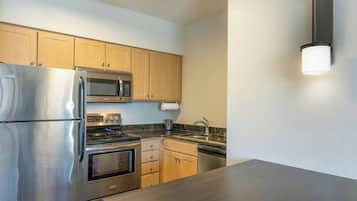 Geladeira, micro-ondas, cooktop, lava-louças