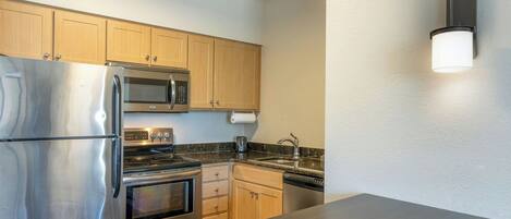 Fridge, microwave, stovetop, dishwasher