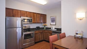 Suite, 1 habitación | Cocina privada | Frigorífico, microondas, placa de cocina y lavavajillas