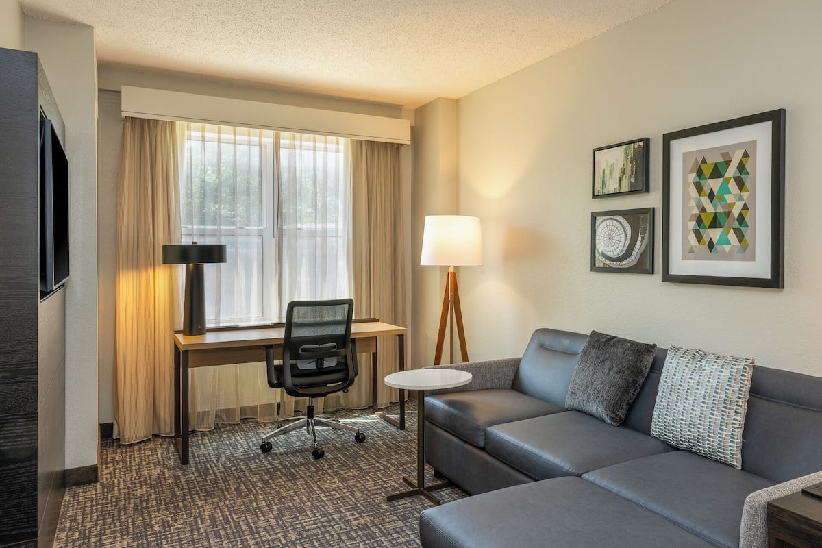 Premium bedding, in-room safe, free cribs/infant beds