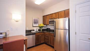 Suite, 1 habitación | Cocina privada | Frigorífico, microondas, placa de cocina y lavavajillas