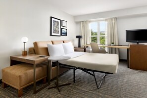 办公桌、笔记本电脑工作区、遮光窗帘、隔音