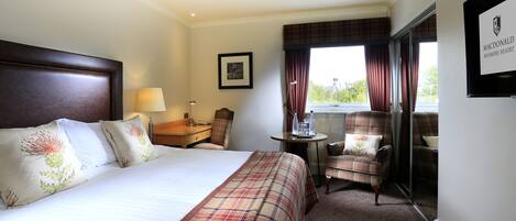 Escritorio, cortinas blackout y tabla de planchar con plancha