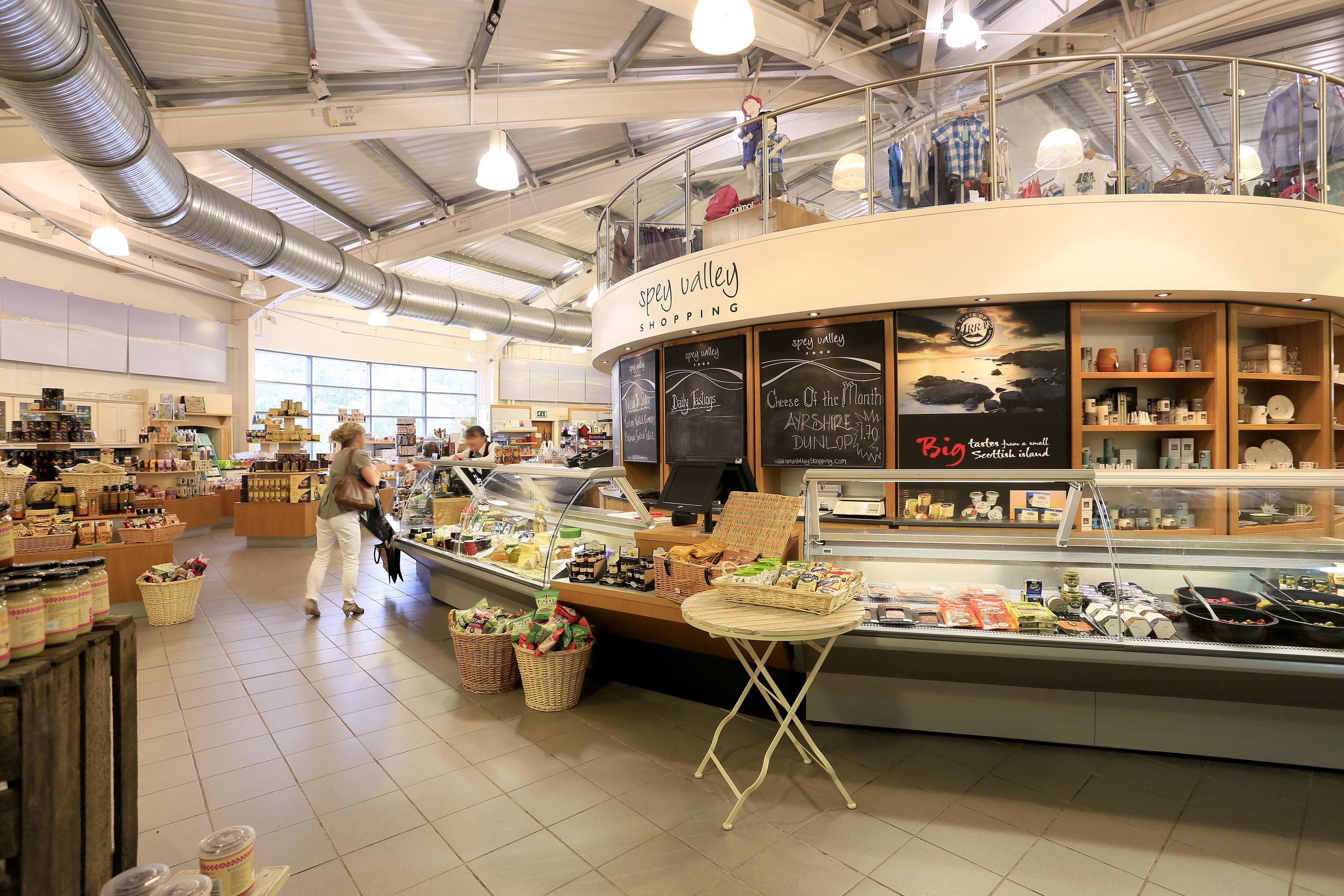Un mercado interior amplio con varios puestos y cestas de mercancías.