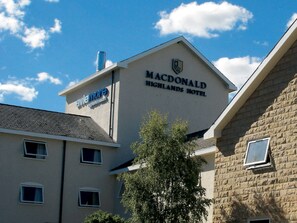 L’hôtel Macdonald Highlands, avec une enseigne indiquant qu’il fait partie du complexe hôtelier Avie More Highland Resort.