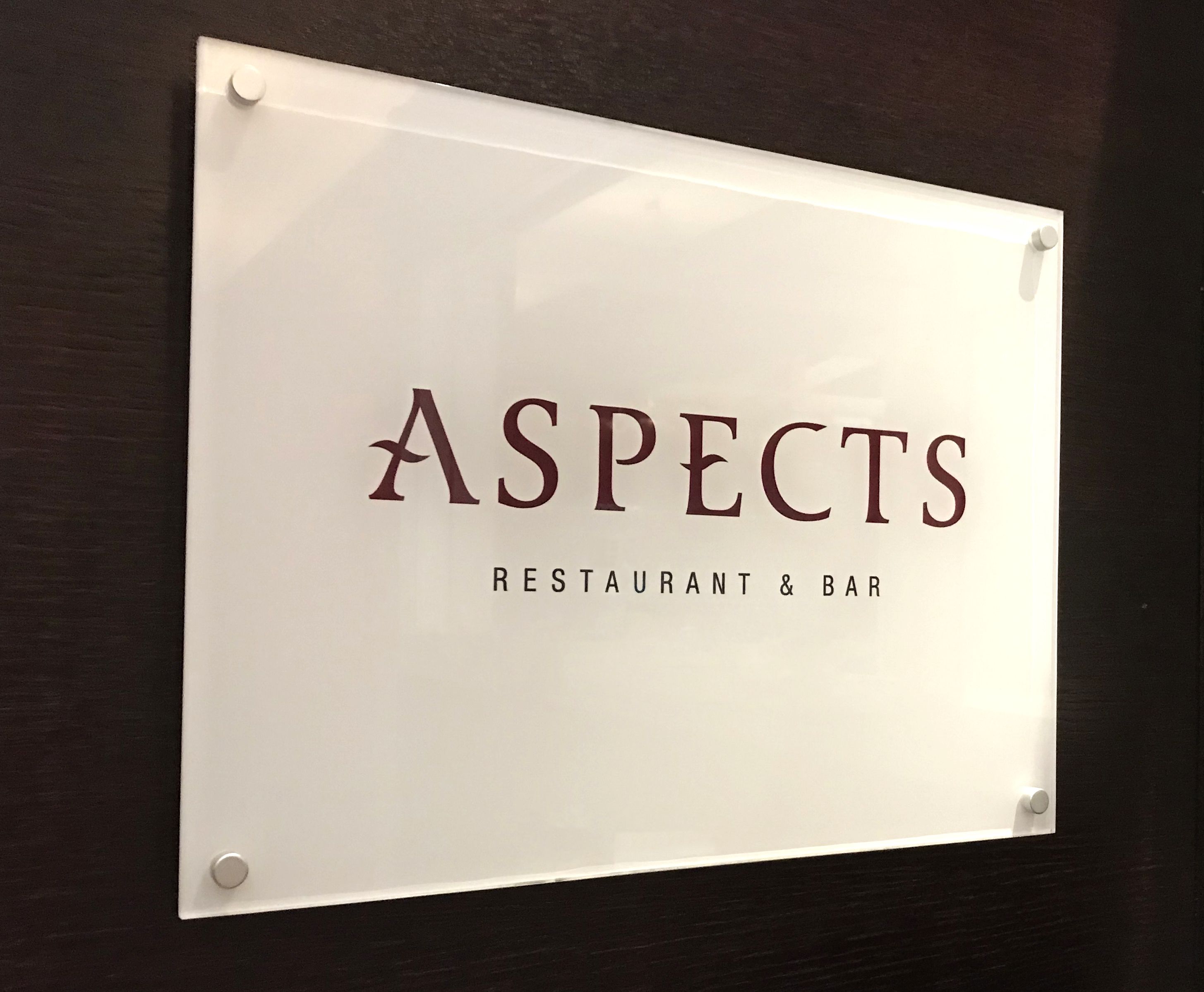 Un letrero con el texto 'ASPECTS RESTAURANT & BAR'.