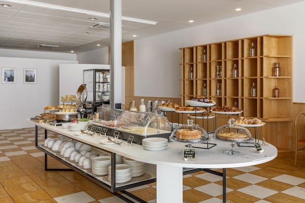 Bữa sáng buffet hàng ngày (9.50 EUR/mỗi người)