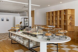 Café da manhã com buffet diário (EUR 9.50 por pessoa) 
