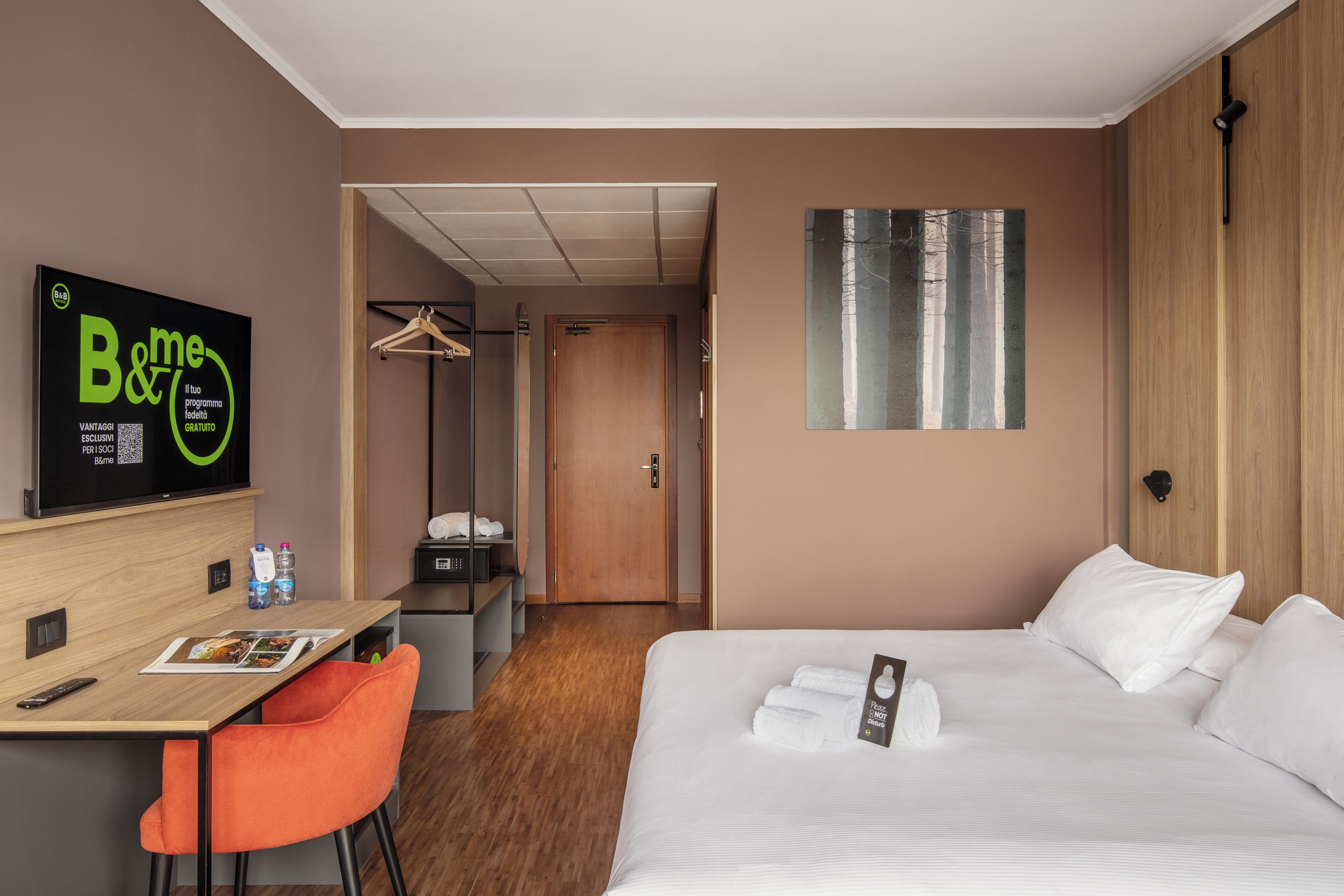 1 bedroom, hypo-allergenic bedding, down duvets, desk