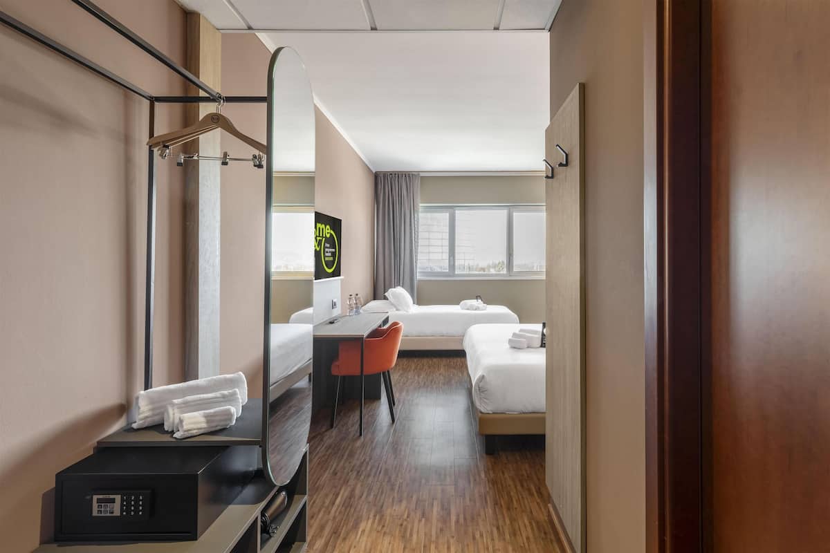 Tremannsrom | Allergitestet sengetøy, dundyner, skrivebord og skrivebord for bærbar PC