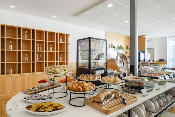 Tägliches Frühstücksbuffet (9.50 EUR pro Person)