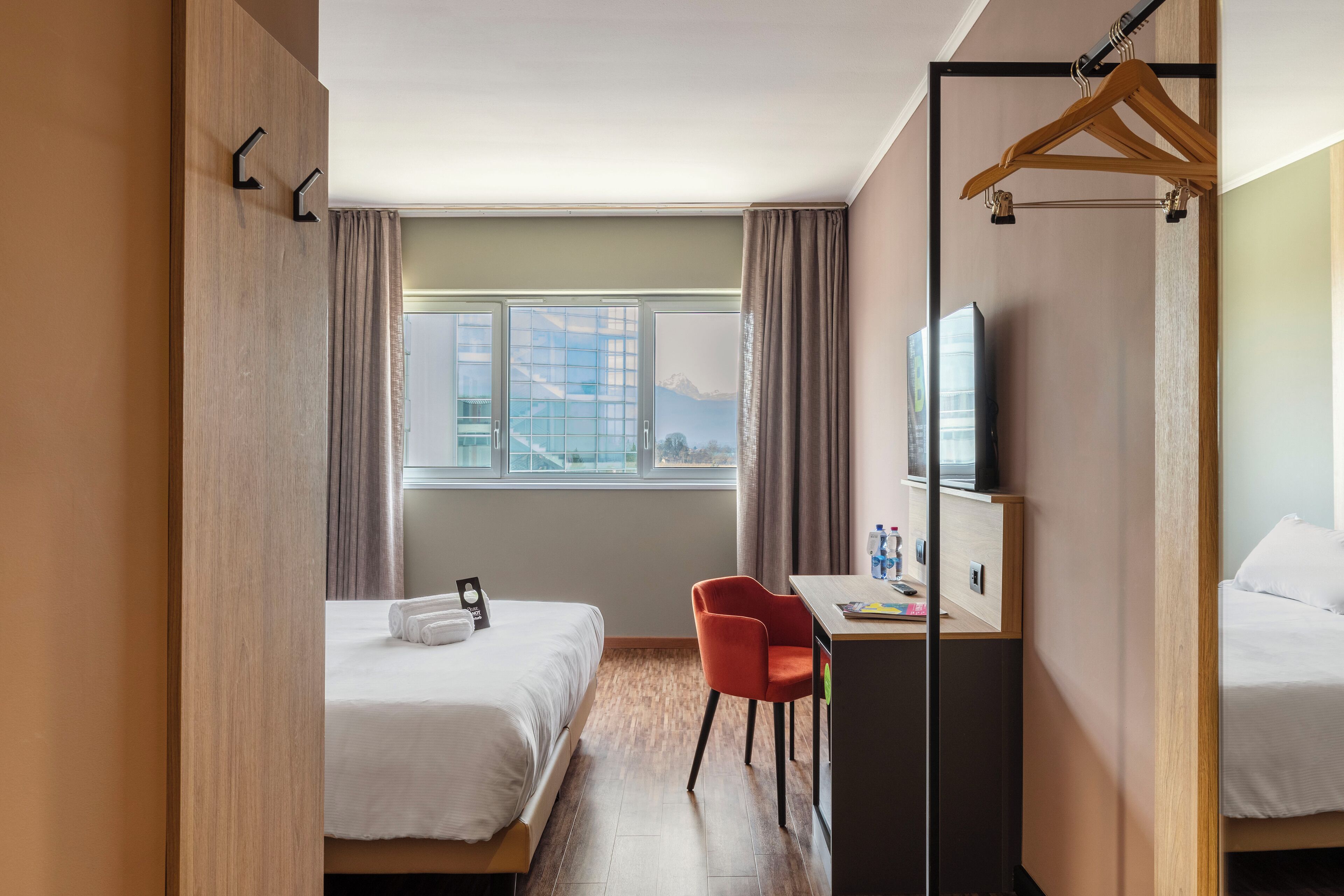 superior double room | 1 bedroom, hypo-allergenic bedding, down duvets, desk