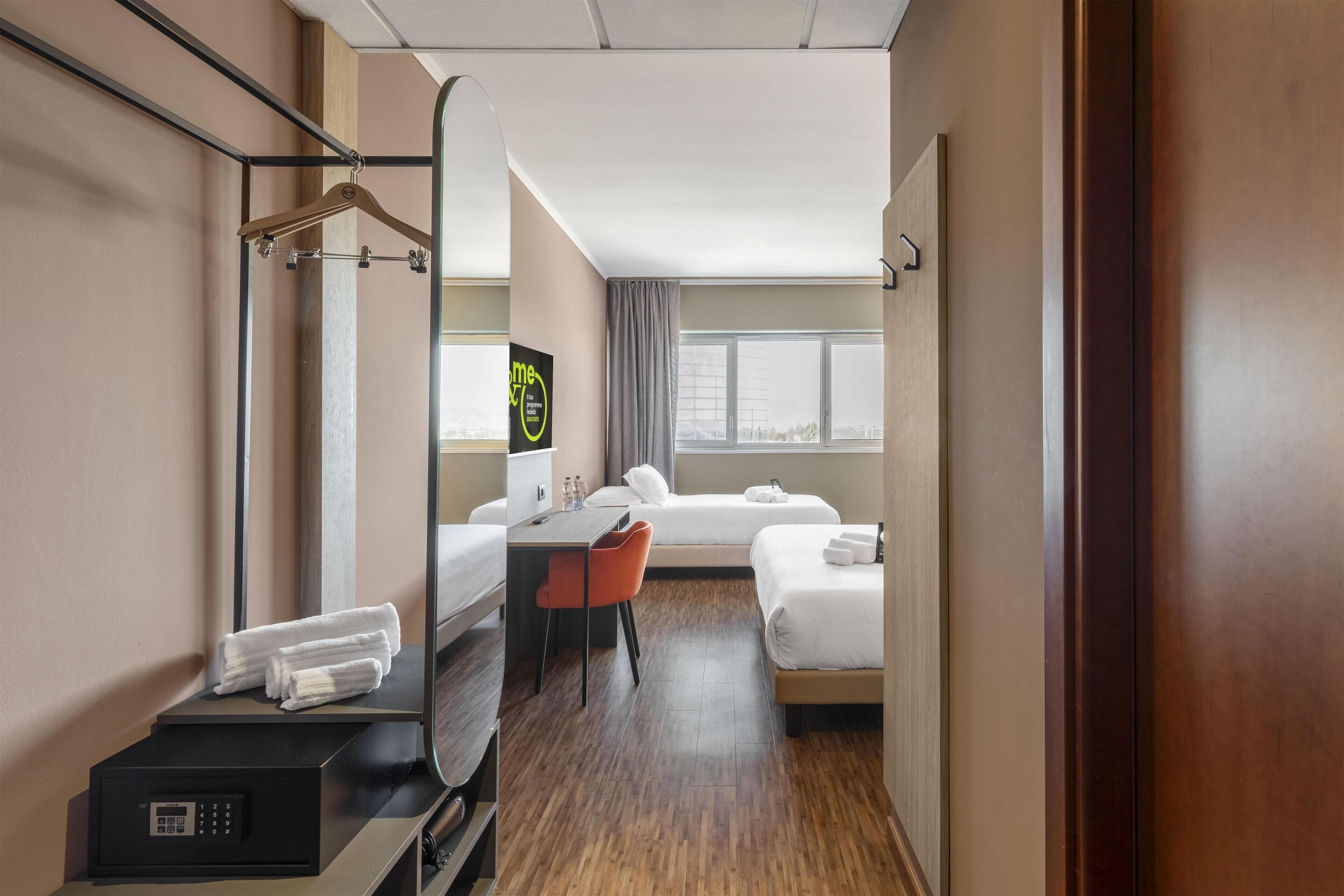 Triple Room | Hypo-allergenic bedding, down comforters, desk, laptop workspace