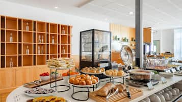 TĂ€gliches FrĂŒhstĂŒcksbuffet (9.50 EUR pro Person)