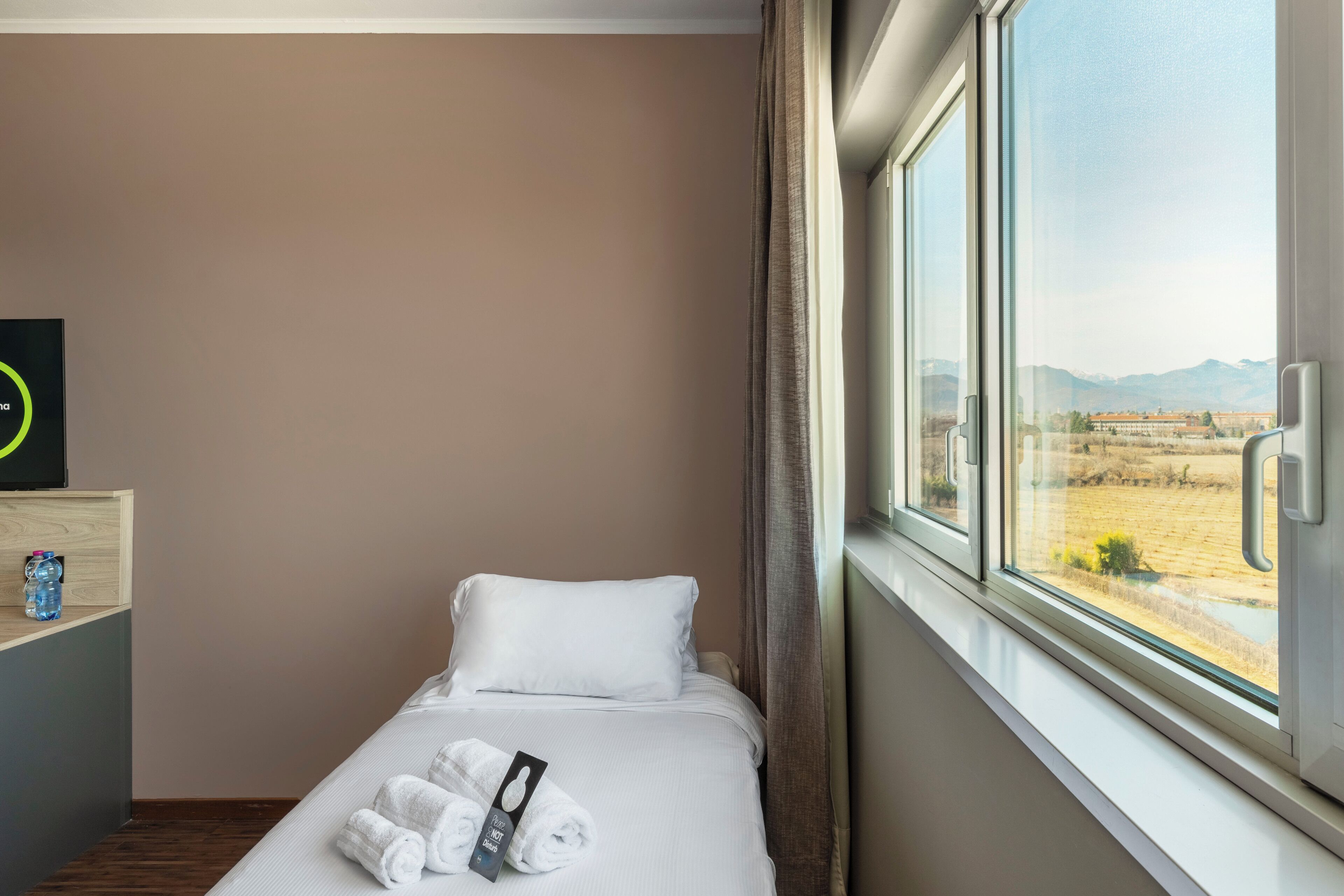 1 bedroom, hypo-allergenic bedding, down duvets, desk