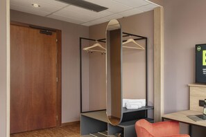 Hypo-allergenic bedding, down comforters, desk, laptop workspace - B&B Hotel Cuneo Cristal (Cuneo)