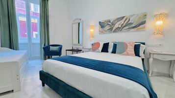 Driepersoonskamer, balkon | Verduisterende gordijnen, gratis wifi, beddengoed