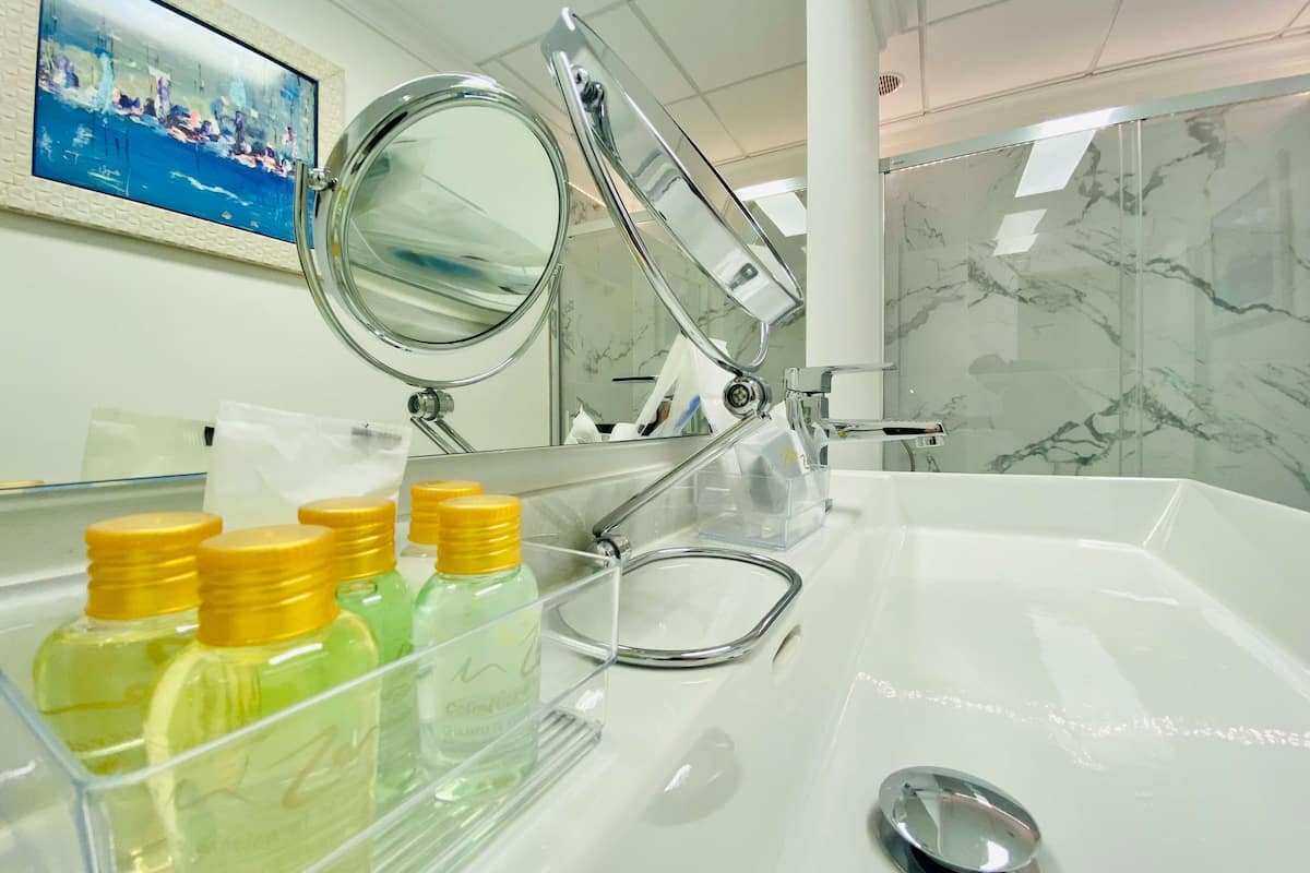 dúplex torre | bathroom | shower, free toiletries, hair dryer, towels