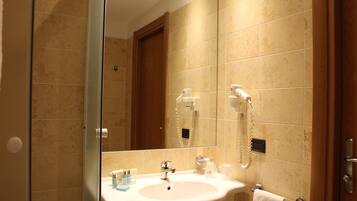 Camera con letto matrimoniale o 2 letti singoli | Bagno | Doccia, set di cortesia gratuito, asciugacapelli, bidet