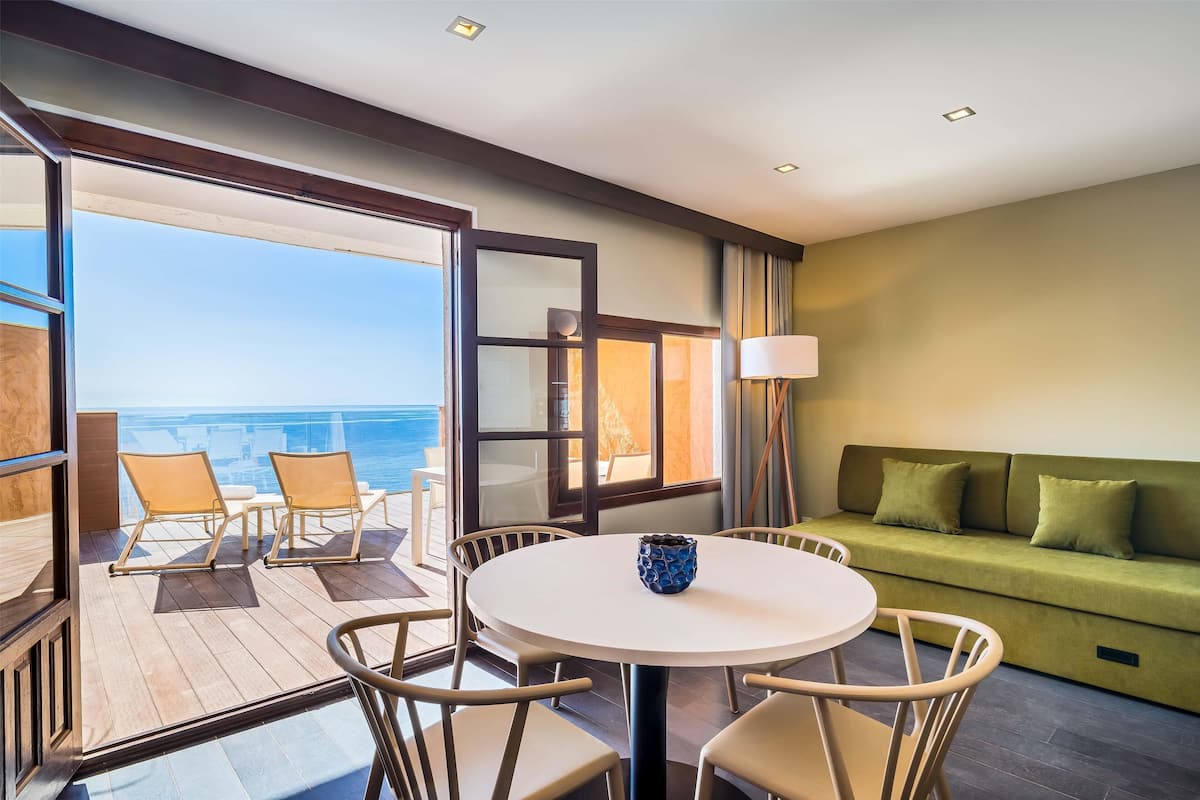 Suite Deluxe, vista al mar (Junior) | Caja de seguridad en la habitación y escritorio