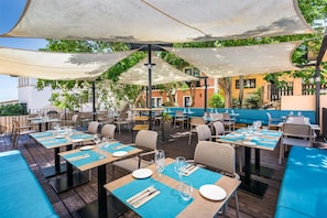 2 restaurants, breakfast served