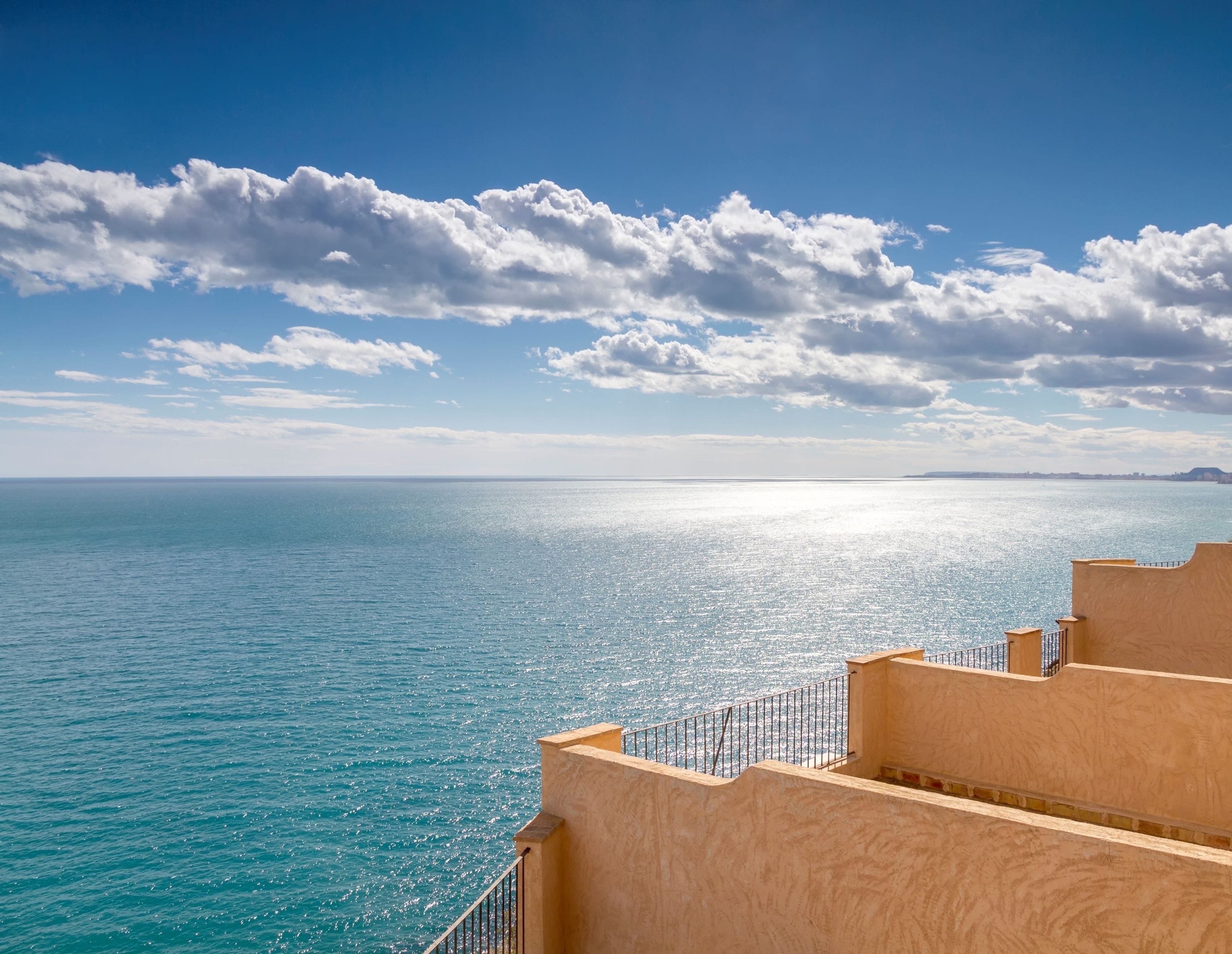 Une vue sur la côte, avec un ciel dégagé et une mer calme.