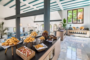 Desayuno buffet diario (EUR 8 por persona)