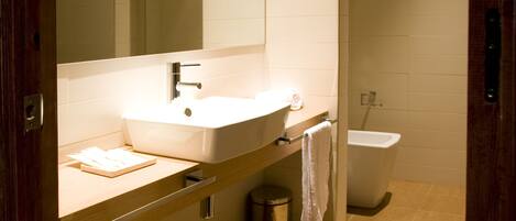 Ein Badezimmer mit Waschbecken, Spiegel und Toilette.