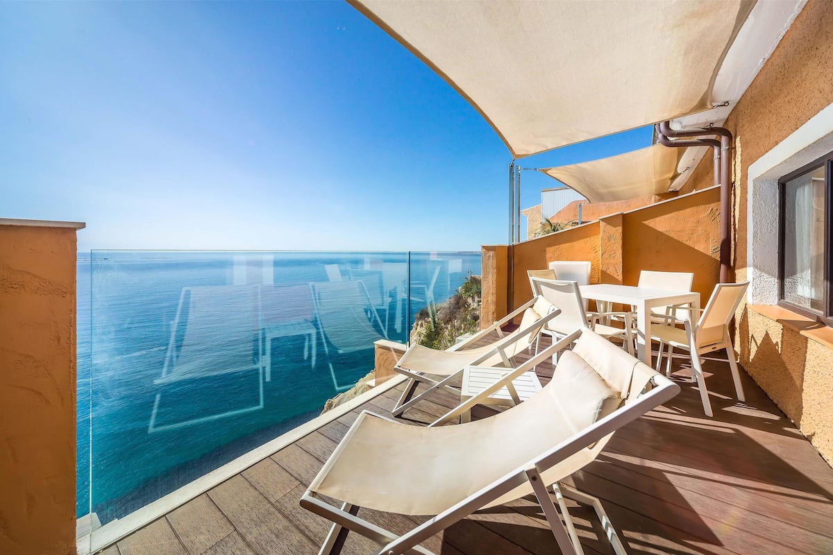 Suite Deluxe, vista al mar (Family) | Caja de seguridad en la habitación y escritorio