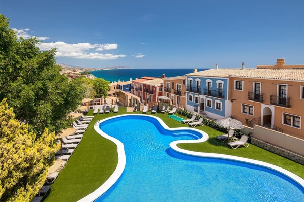 Ulkouima-allas, aurinkovarjoja, aurinkotuoleja