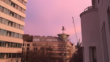 Un edificio de varios pisos con una torre central que tiene una antena parabólica.