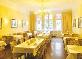 Desayuno buffet diario (EUR 13.90 por persona)