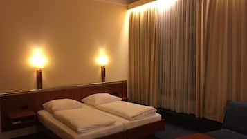 Roupas de cama antialérgicas, frigobar, cofres nos quartos