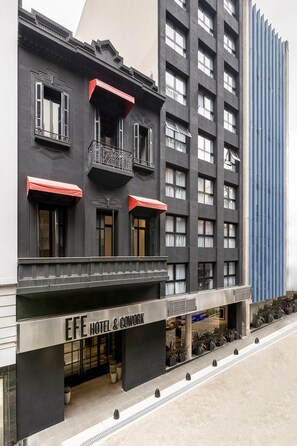 A hotel with a modern facade, multiple balconies, and a sign reading "EFE HOTEL & COWORK". - Efe Hotel & Cowork (Buenos Aires)