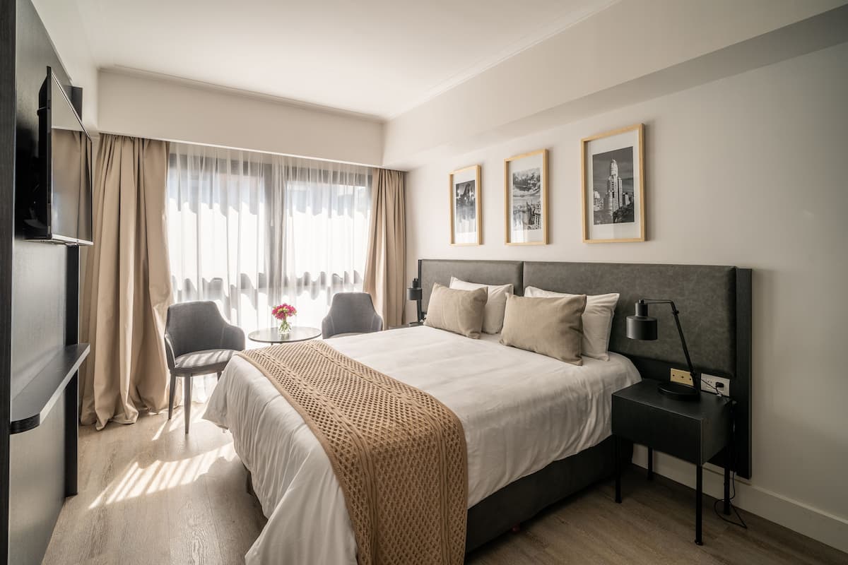 Ylelliset vuodevaatteet, untuvapeitot, pillowtop-patjalliset sängyt