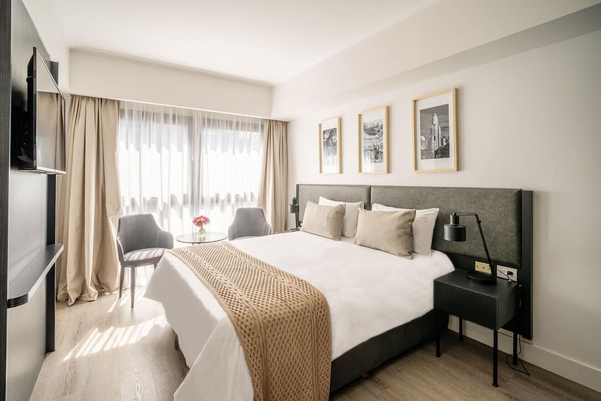 Bộ đồ giường cao cấp, chăn bông, nệm có lớp đệm bông, minibar